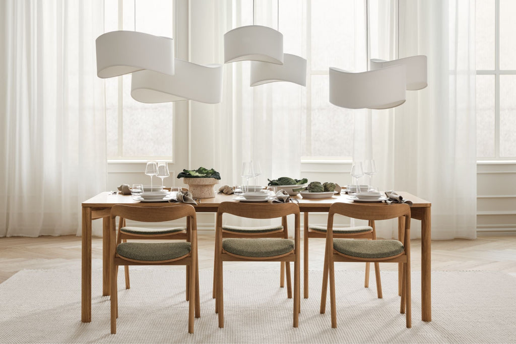 Bolia Pana ruokapöytä ja Fenri tuolit modernissa ruokailutilassa