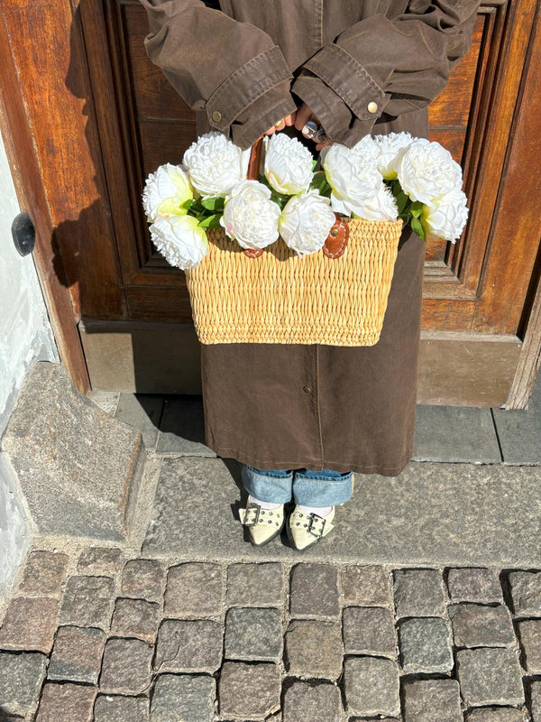 Botane pieni pionikimppu valkoinen korissa - tekokukat Spazio