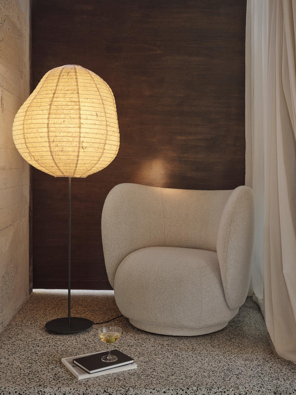Ferm Living Rico pyörivä nojatuoli soft boucle luonnonvalkoinen/hiekka - nojatuolit ja rahit Spazio