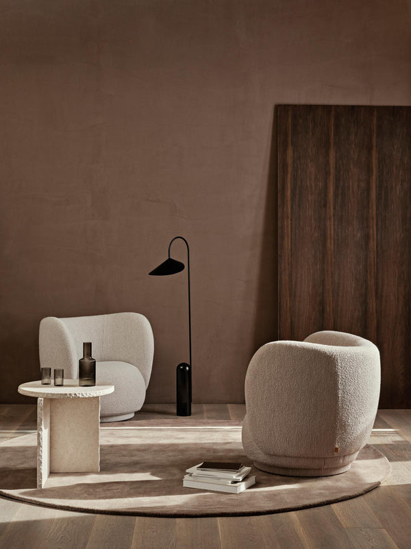 Ferm Living Rico pyörivä nojatuoli soft boucle luonnonvalkoinen/hiekka - nojatuolit ja rahit Spazio