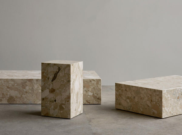 Audo Copenhagen Plinth Low sohvapöydät hiekanruskea marmori - Spazio