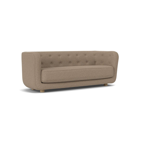 Audo Copenhagen Vilhelm 2,5 istuttava mid century modern sohva Logan Flint tammijalat - designsohvat Spazio