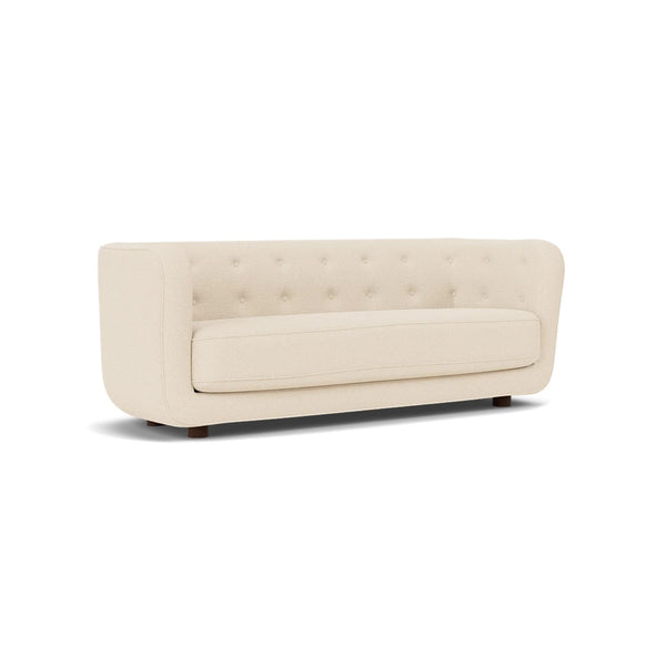 Audo Copenhagen Vilhelm 2,5 istuttava mid century modern sohva Logan jasmin ruskeat tammijalat - designsohvat Spazio