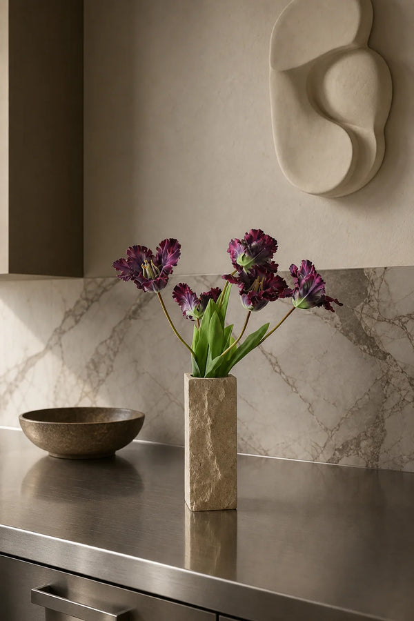 Botane Edge limestone vaasi keittiössä - Vaasit ja kukkamaljakot Spazio