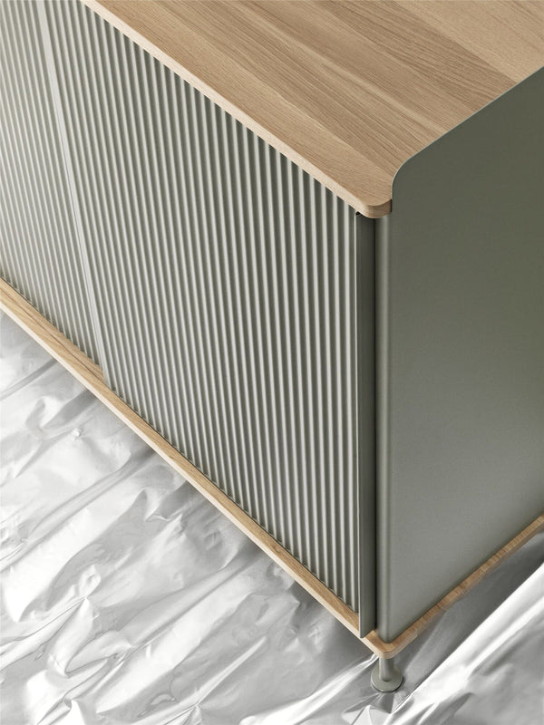 Muuto Enfold senkki 148 cm vihreä tammi - Säilytyskalusteet Spazio