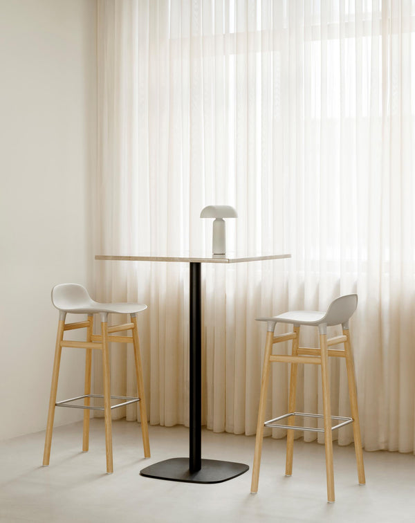 Normann Copenhagen, Form, baarituoli, tammi, vaalean harmaa - Tuolit Spazio