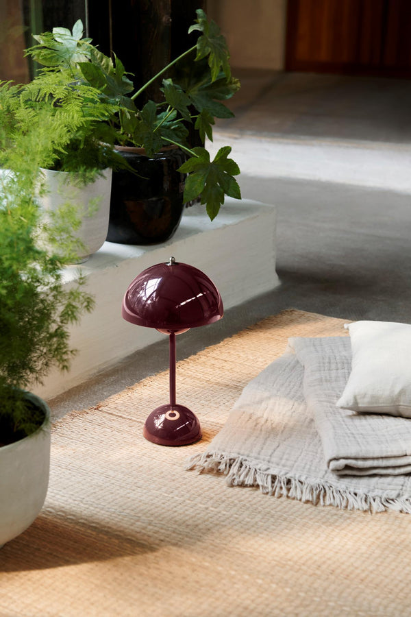 &Tradition Flowerpot VP9 ladattava pöytävalaisin dark plum