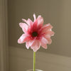 Botané vaaleanpunainen Gerbera tekokukka lähikuvassa- tekokasvit Spazio
