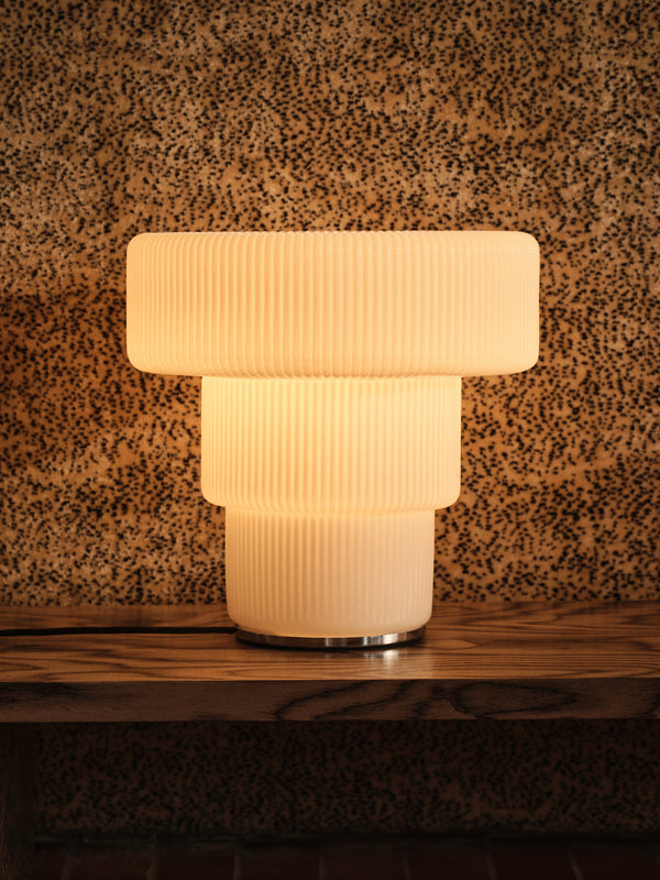 Ferm Living Ripple pöytävalaisin - Pöytävalaisimet Spazio