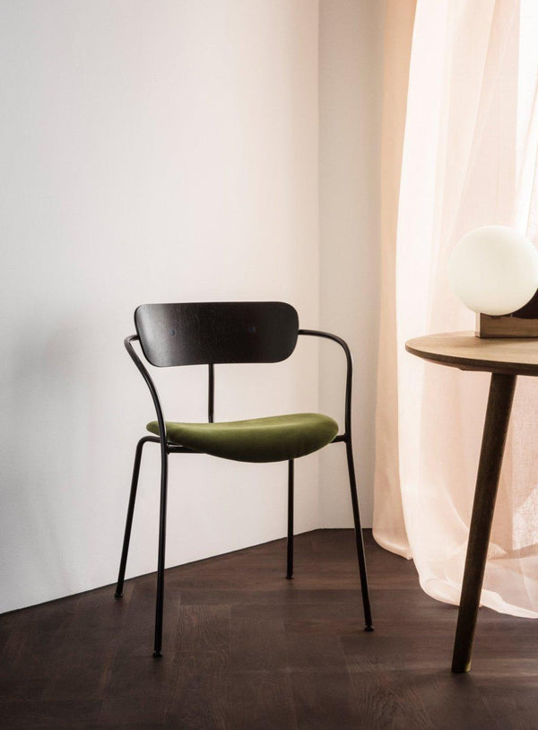&Tradition Pavilion AV4 ruokatuoli käsinojallinen tuoli, musta, musta runko, - tuolit Spazio